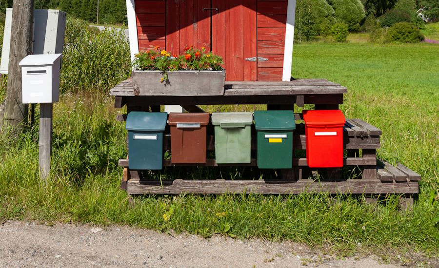 traditionella postlådor i plast dessa har en stor brevöppning och kan i regel ta emot både brev och mindre paket samt givetvis varubrev