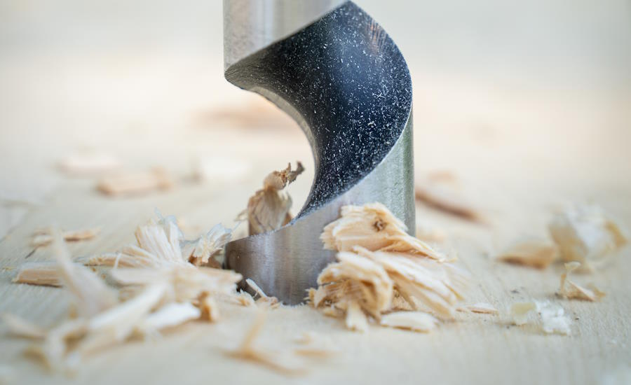 träborr och andra skärande verktyg avsedda för trä eller träfibermaterial behöver av förklarliga skäl inte vara i hårdmetall utan här används exempelvis kolstål och liknande