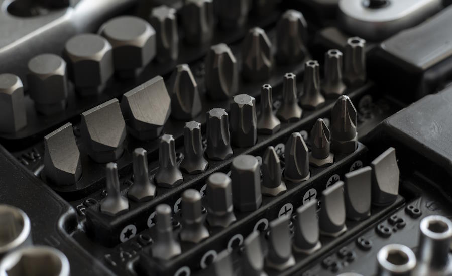 bits brukar vara tillverkade i S2-stål som är ett vattenhärdande verktygsstål detta har egenskaper som extrem seghet dvs det vrider sig innan det knäcks av