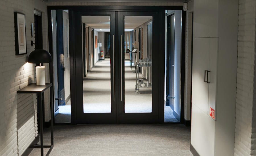 portar och dörrar som avgränsar hallar och dylikt brukar vanligtvis vara utrustade med lamellglas i isolerglaskassetterna då laminerat glas per automatik besitter ljuddämpande egenskaper
