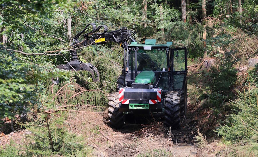 en separat skogsvagn med inbyggd kran är alltid i behov av en traktor av den enkla anledningen att det ju är en vagn men det gör den även väldigt mångsidig då andra verktyg kan monteras till traktorn emellanåt