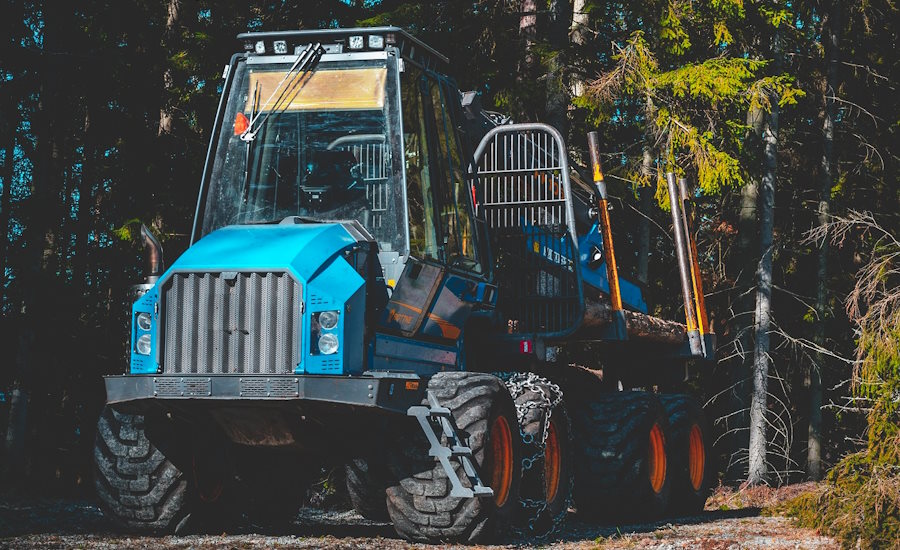 en skotare är en komplett maskin som består av både fordon och skogsvagn med kran således behövs ingen traktor för att dra någon vagn