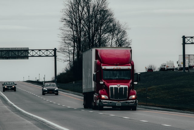 Vad reglerar lagen om inrikes vägtransporter?