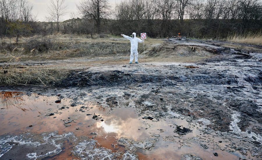 kemisk förorening i marken behöver saneras och transporteras bort vilket vanligen resulterar i att det blir avfall utifall det inte går att rena