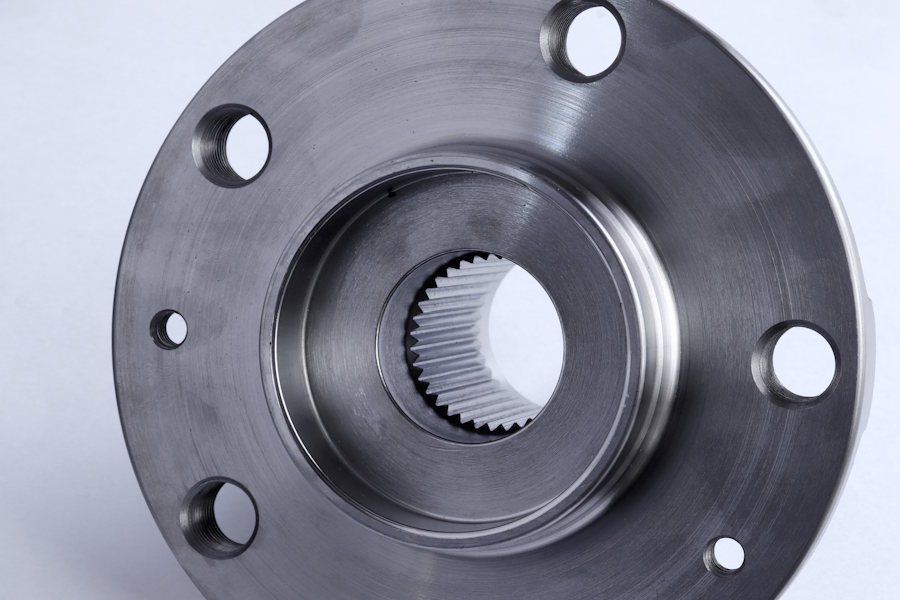 Du kan ju killgissa vad för verktyg som bär ansvar för gängorna i detta hjulnav... jo en gängtapp såklart, men inte manuellt nej. :)