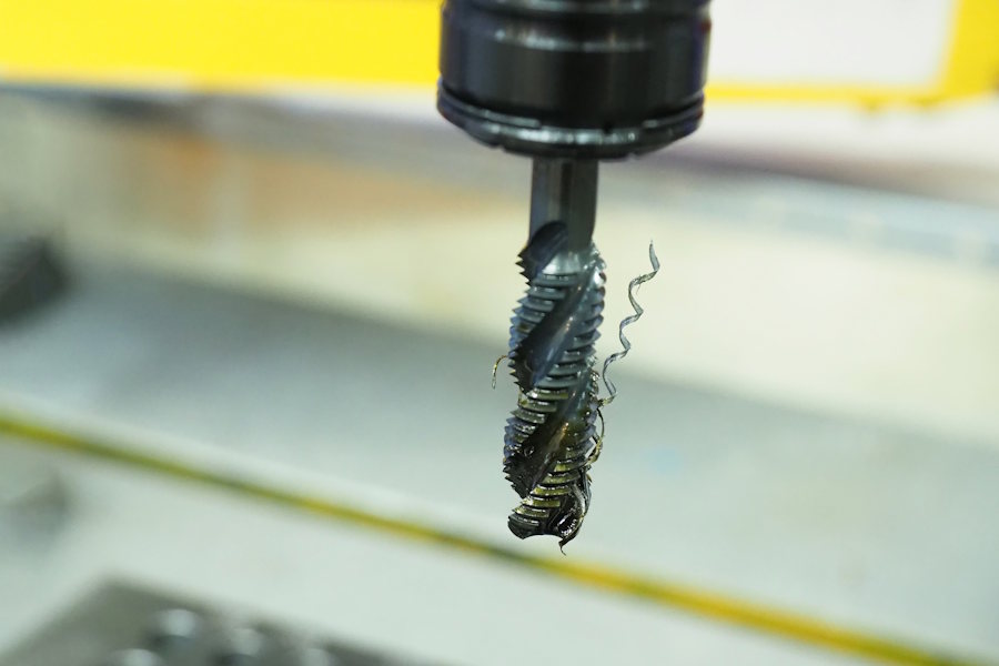 Spiralgängtapp kopplad till en pelarborr. Denna typ av gängtapp för upp spånen till ytan. Andra populära gängtappar är spåndrivande gängtapp (trycker ner spånen, perfekt om hålet är genomgående) samt rullgängtapp (formar materialet, utan att skära bort något).