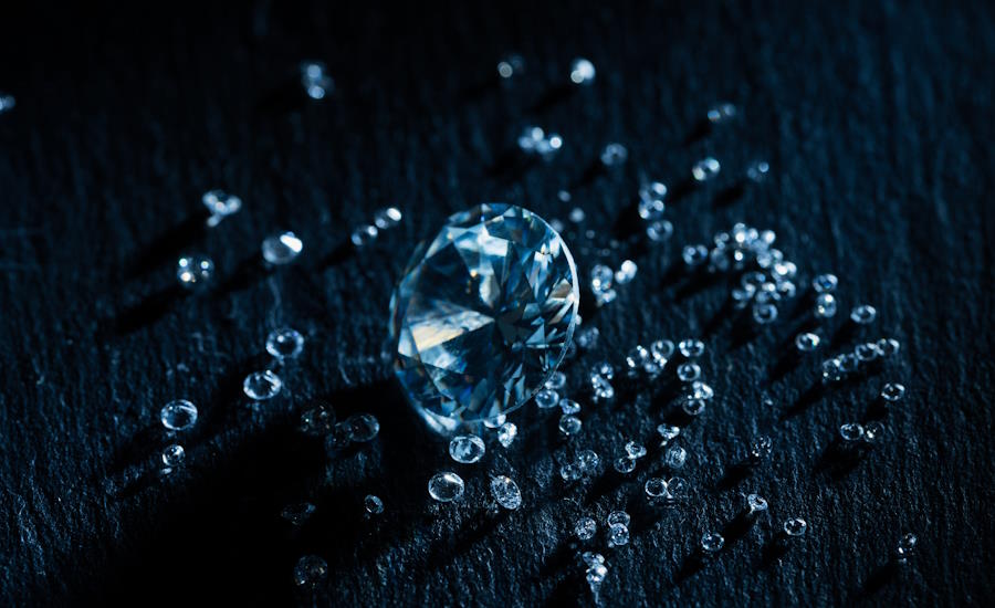 äkta diamanter ja du vet de där dyra rackarna som pryder bröllopsringar halsband och andra fräsiga smycken är faktiskt föregångaren till hårdmetall men då diamant är så pass mycket dyrare och dessutom reagerar kemiskt med järnlegeringar så uppstod behovet av något annat